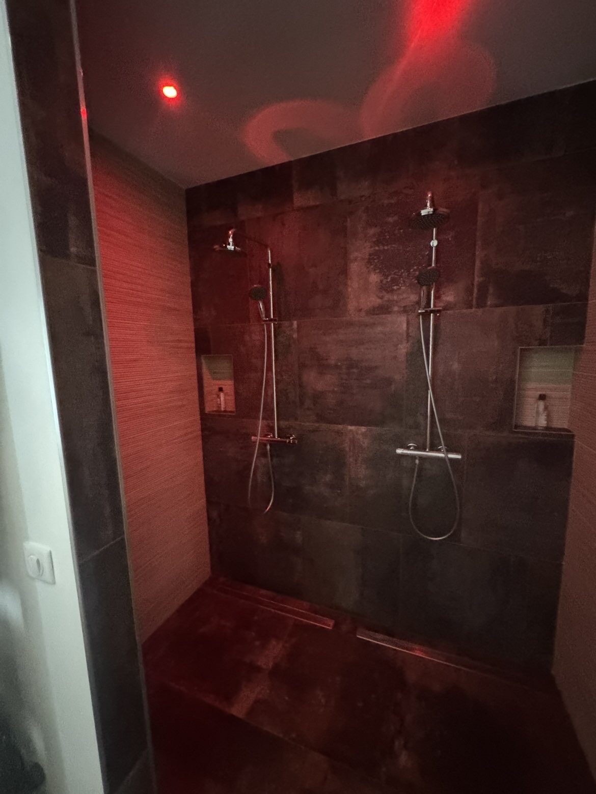 Douche à l'italienne à deux pommeaux et éclairage d'ambiance