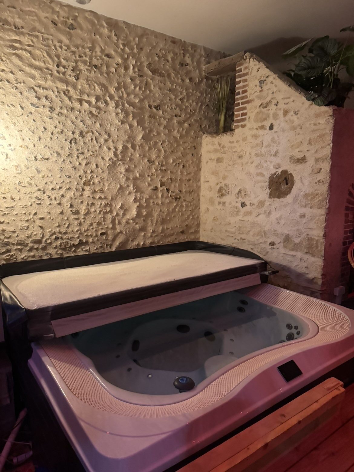 Spa privatif pour deux contre les murs de pierre, love room dans l'Yonne (89)