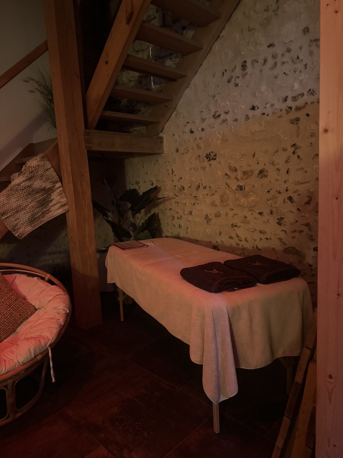 Table de massage installée sous l'escalier, espace bien-être privatisé