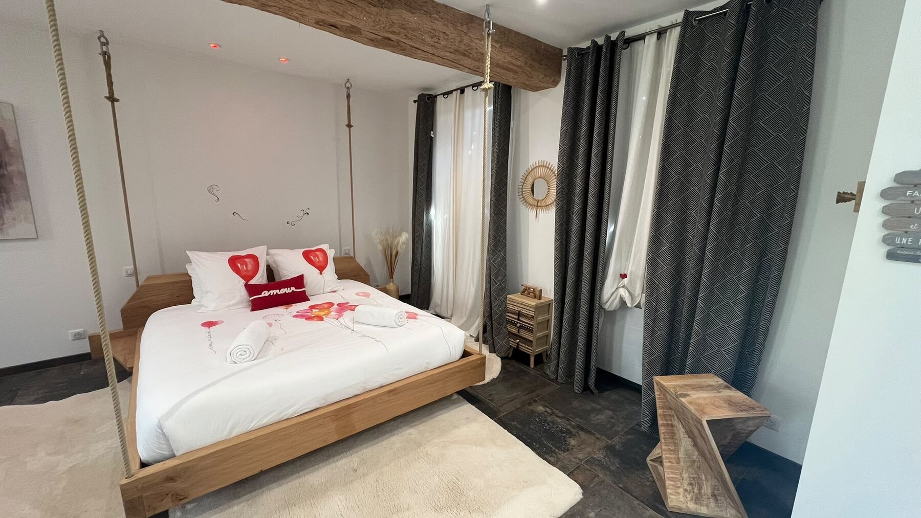 Chambre au lit king size suspendu par cordes, love room à Etigny en Bourgogne