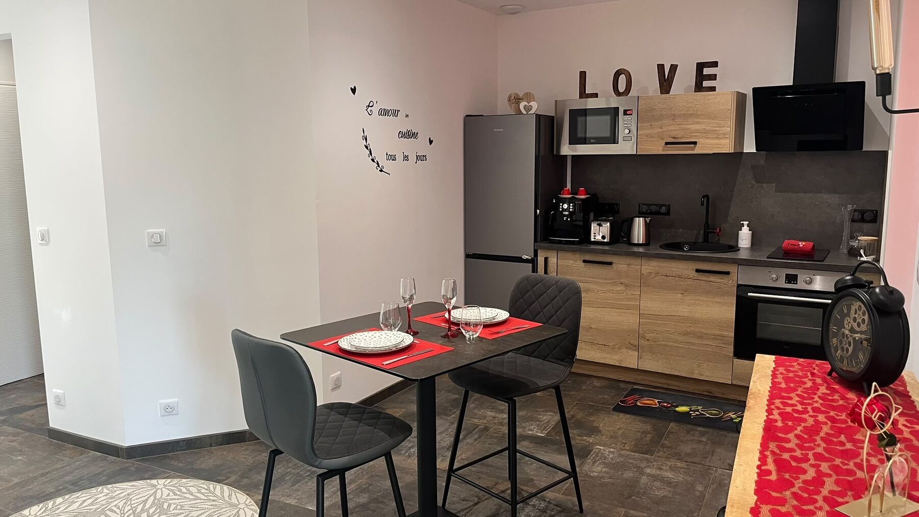 Cuisine équipée ouverte sur la table, love room d'Etigny (89510)