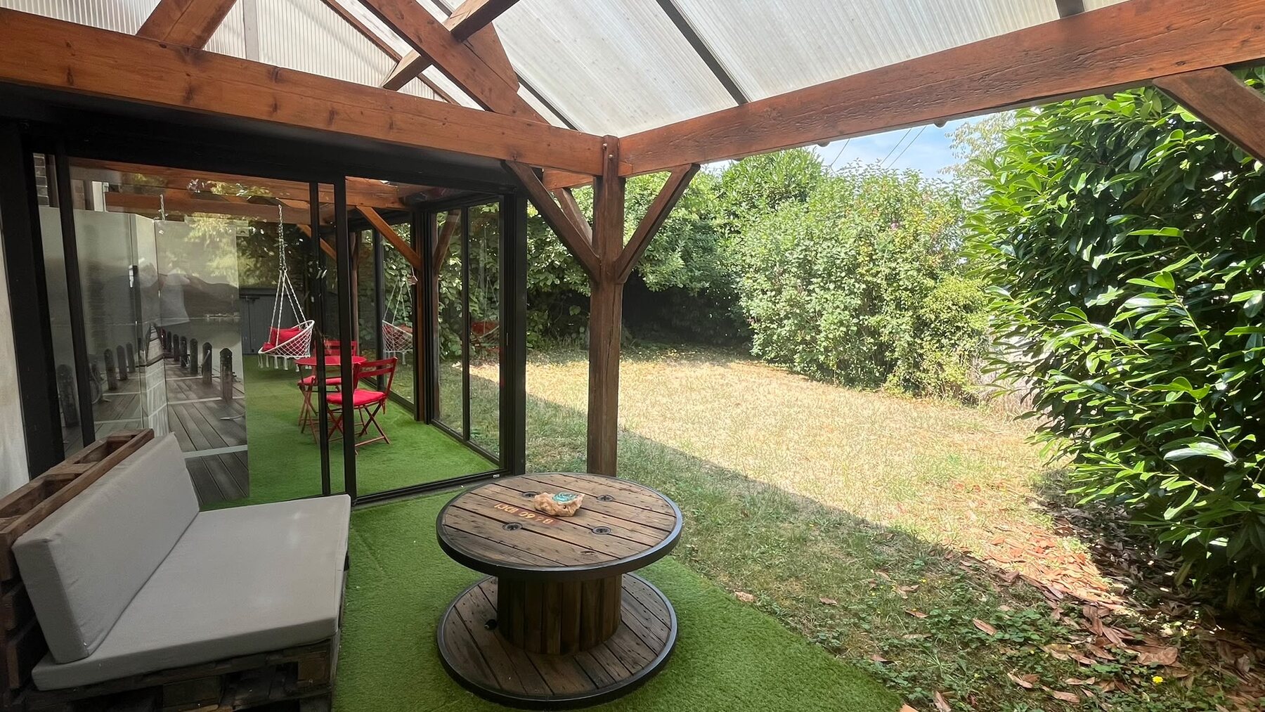 Jardin privatif et pergola de Ba'cam Spa, vallée de l'Yonne