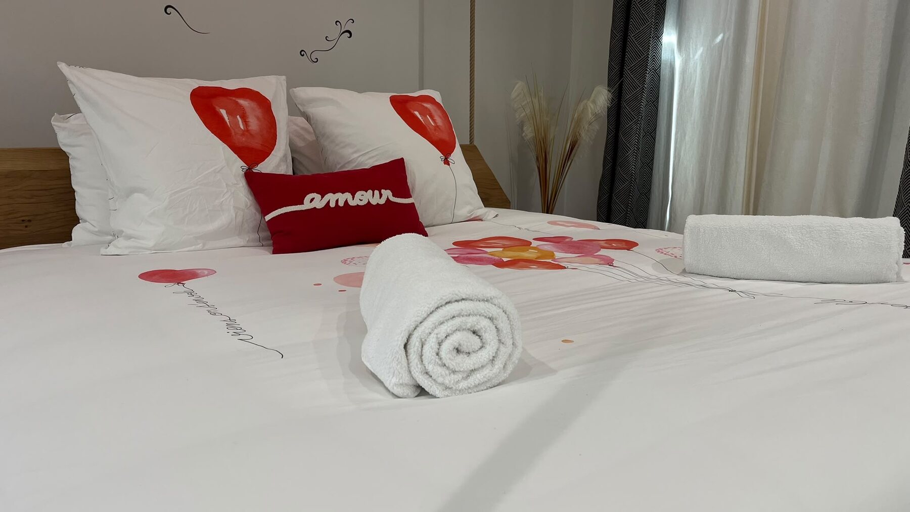 Lit préparé avec linge de maison fourni, love room pour deux