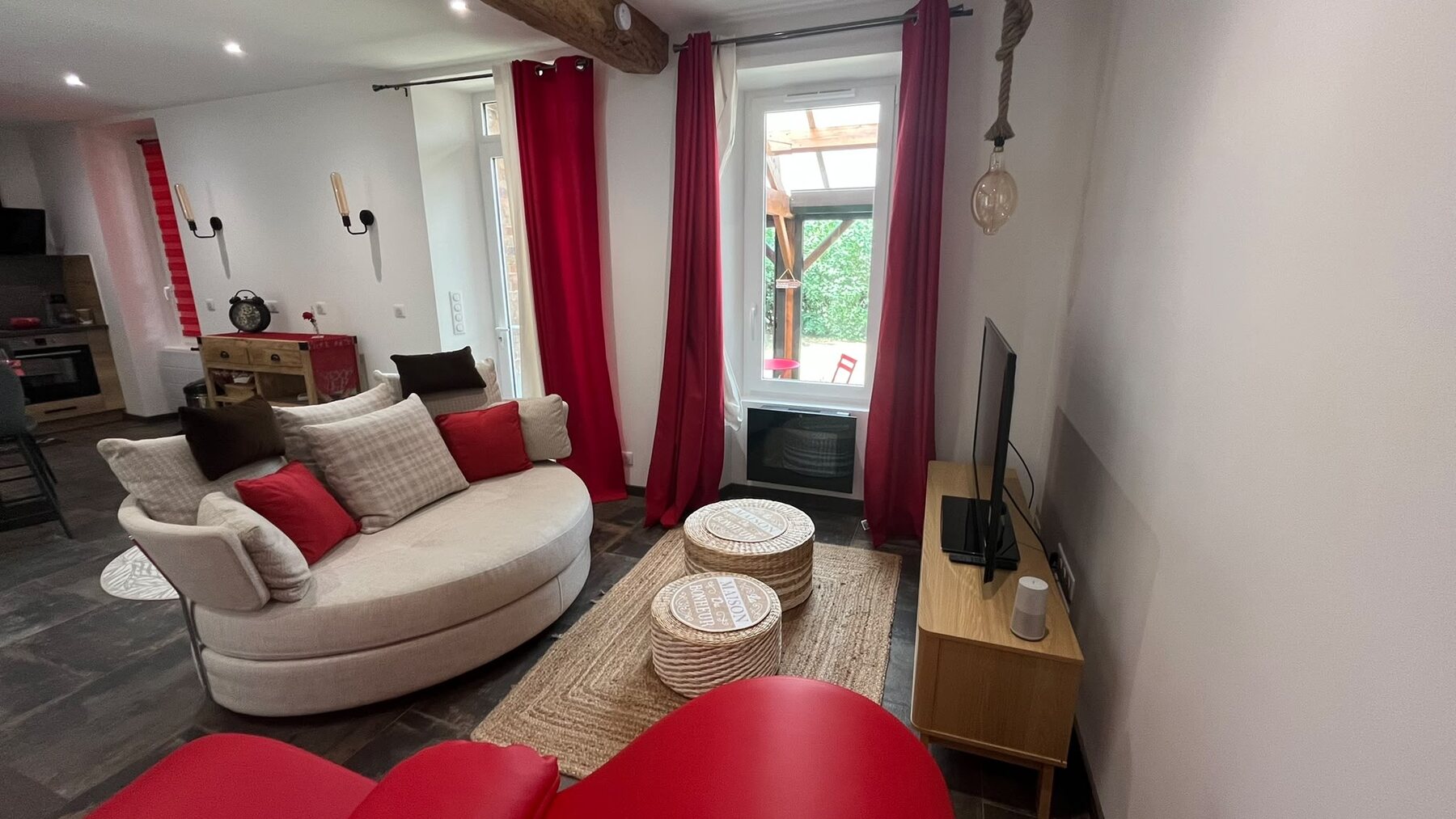 Salon avec canapé rond et cheminée, love room près de Sens