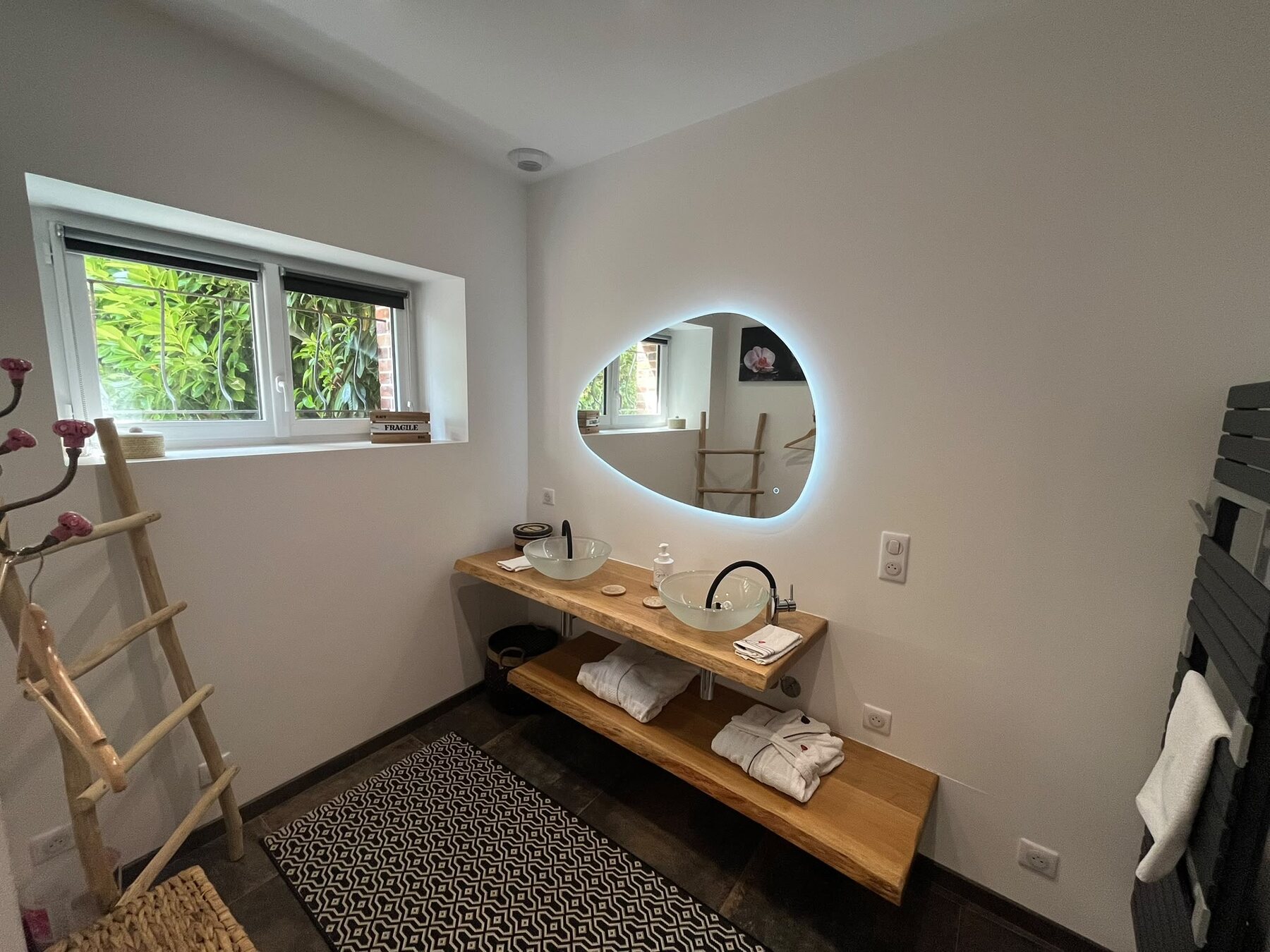 Salle de bain à double vasque et miroir rétroéclairé, peignoirs fournis