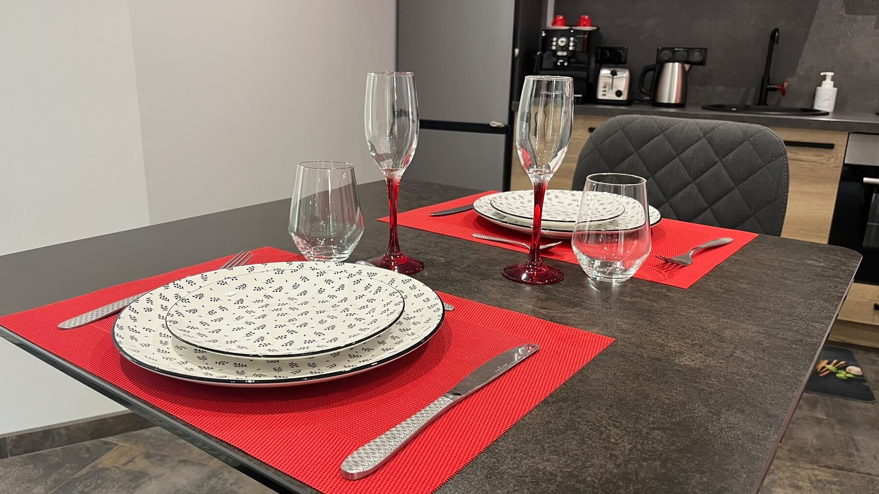 Table dressée pour un dîner à deux dans le logement privatisé