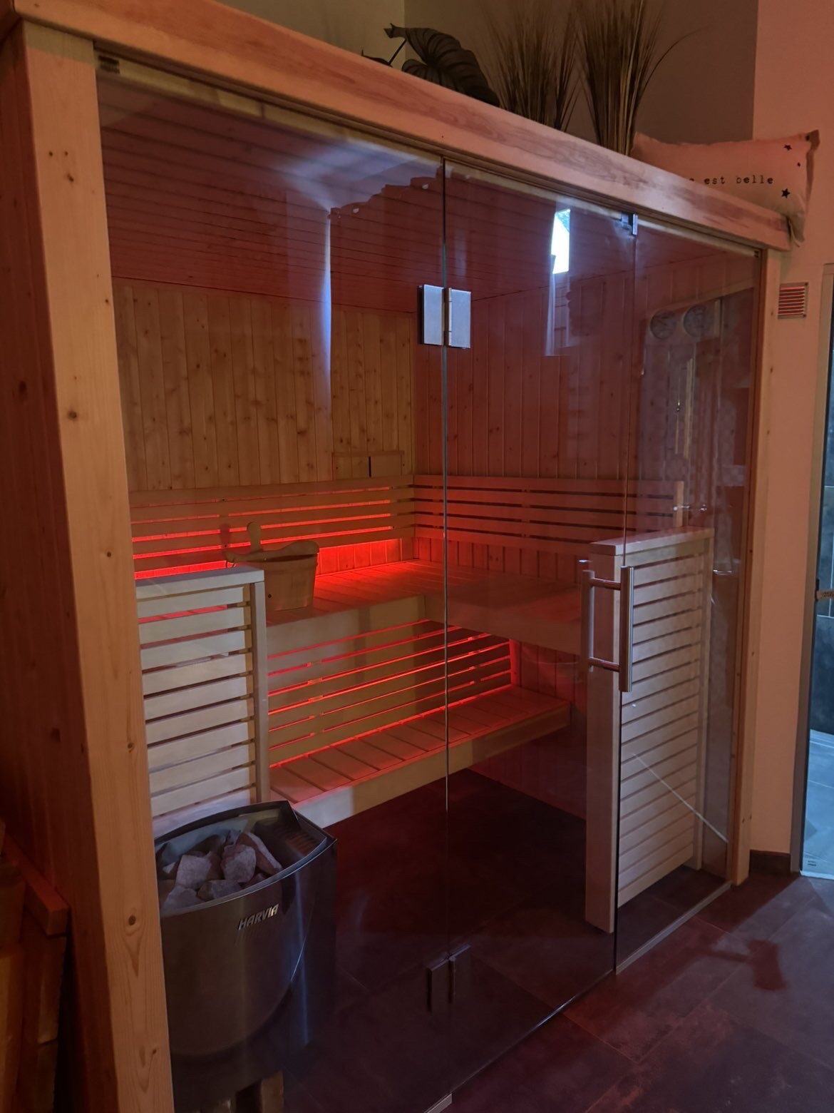 Sauna traditionnel vitré de la love room, à dix minutes de Sens