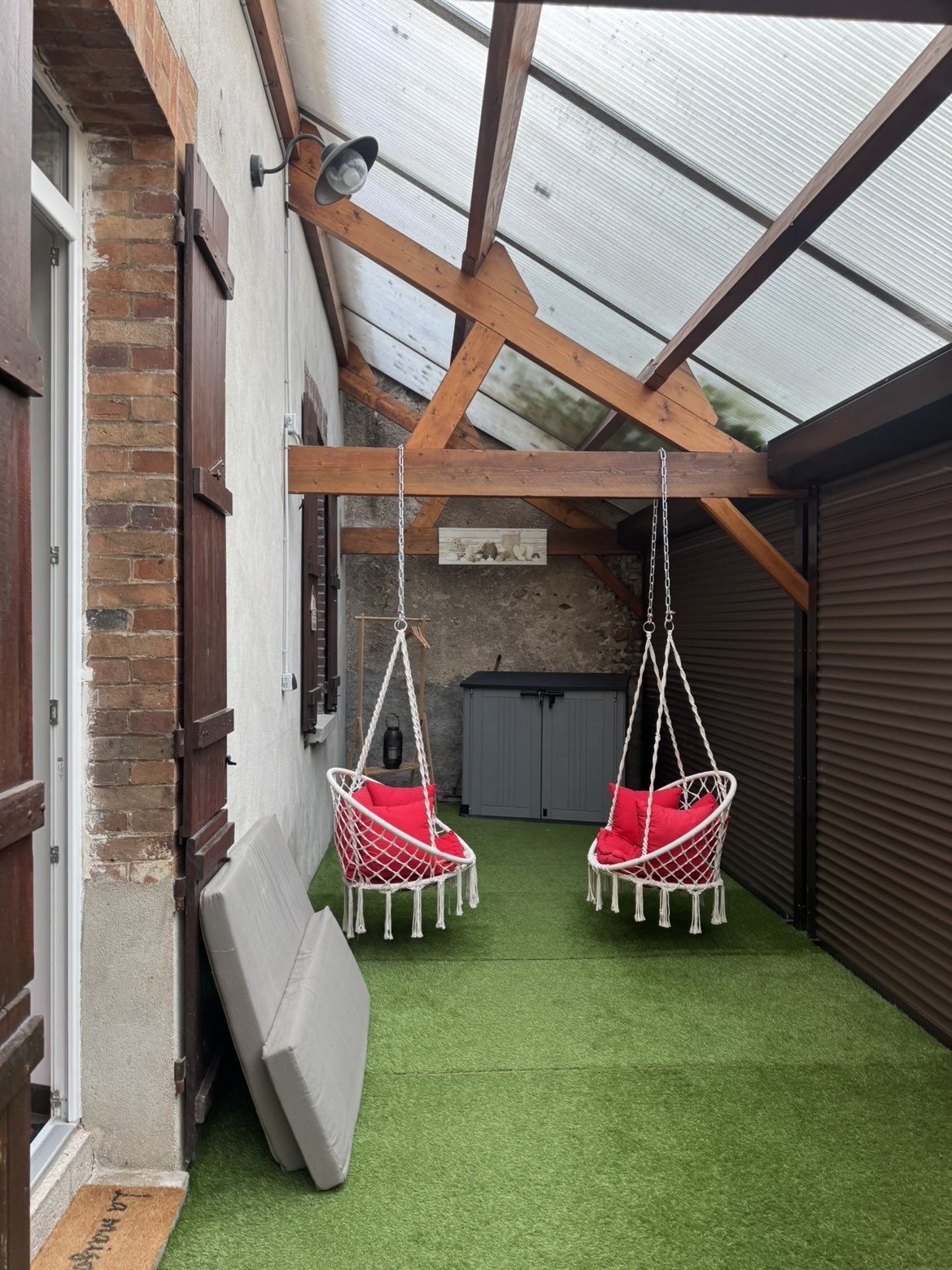 Terrasse couverte et fauteuils suspendus de la love room