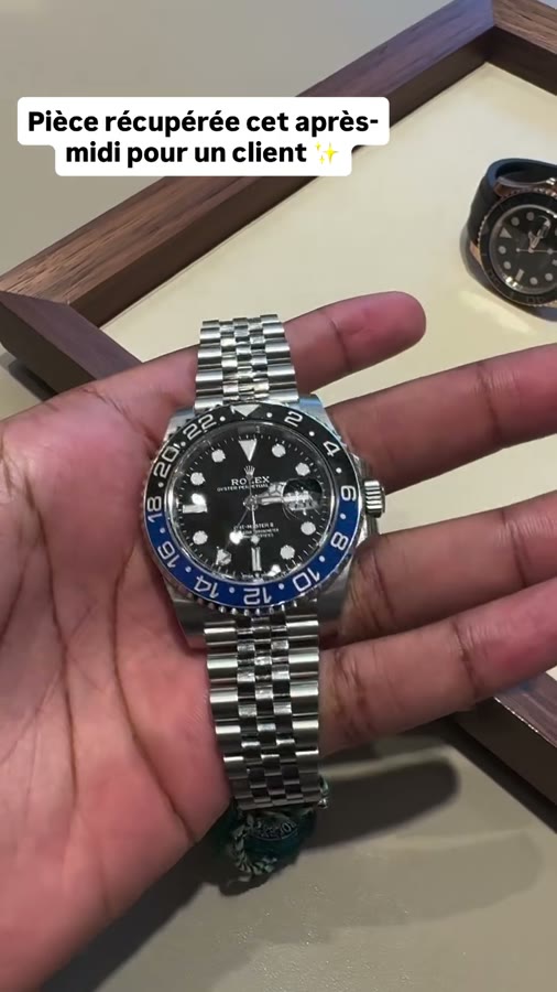 Remise d'une montre à un client