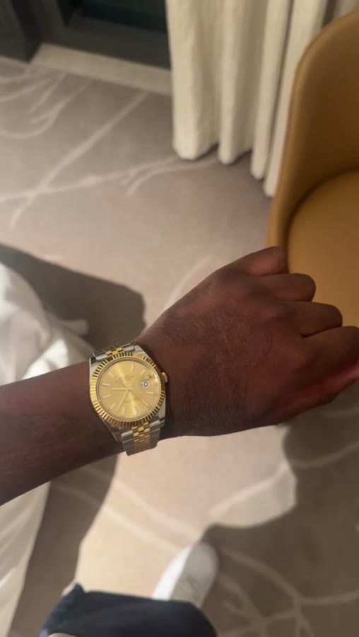 Montre de luxe photographiée avant transaction