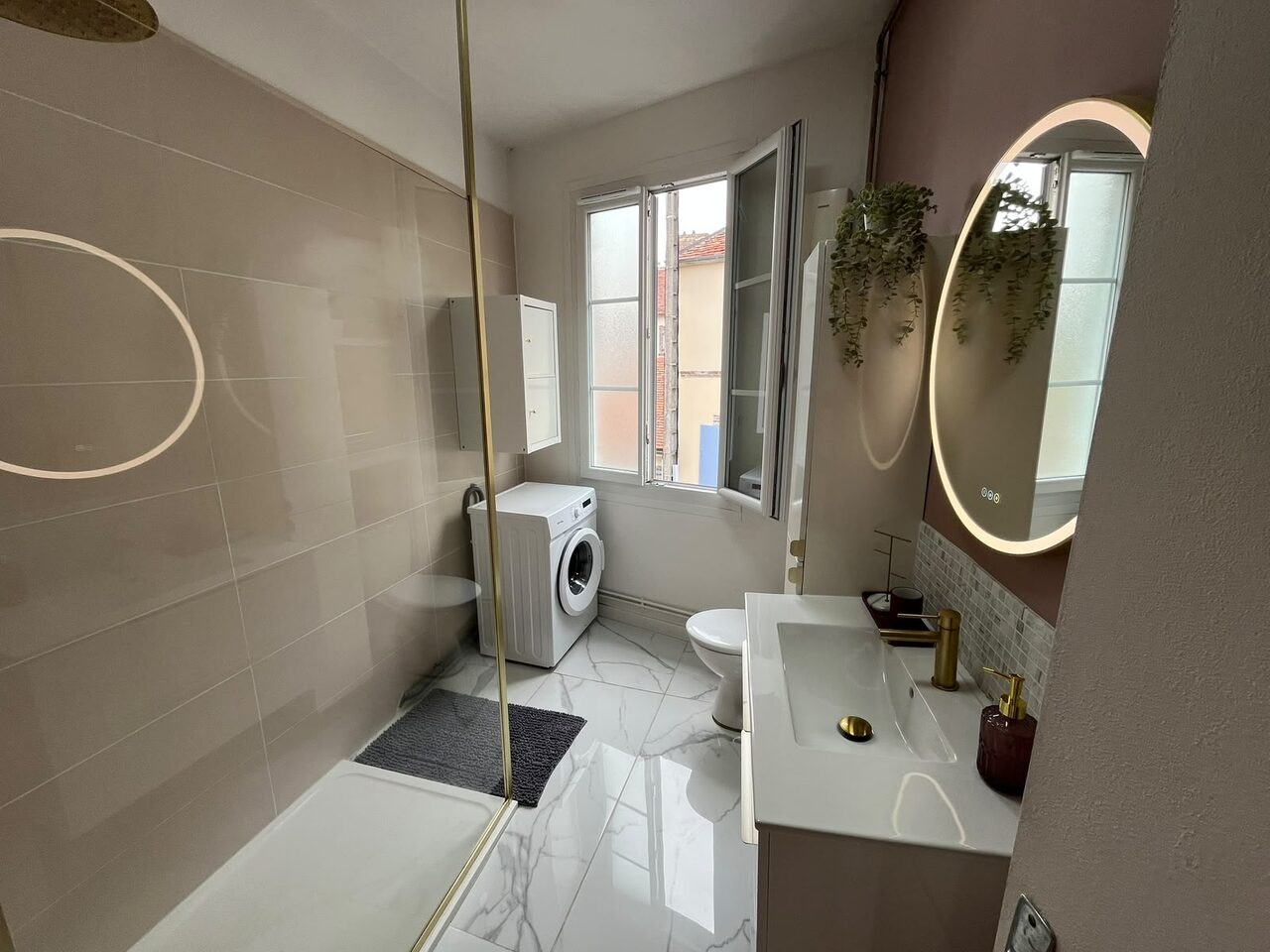 Salle de bain avec miroir LED — logement géré à Sens