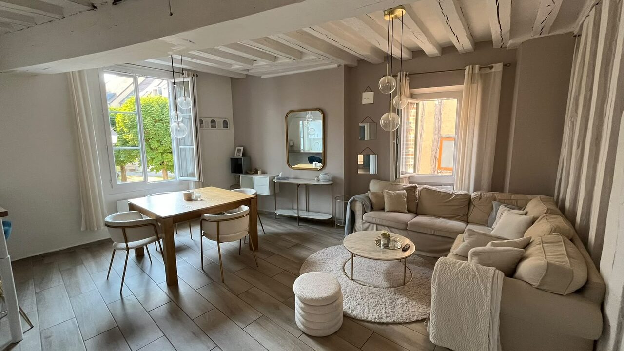 Séjour lumineux d'un logement géré à Sens