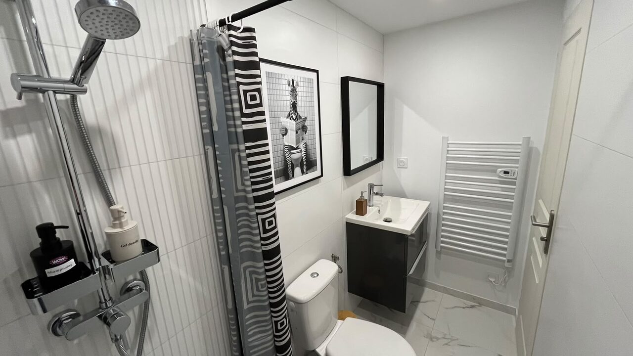 Salle d'eau moderne — location à Sens