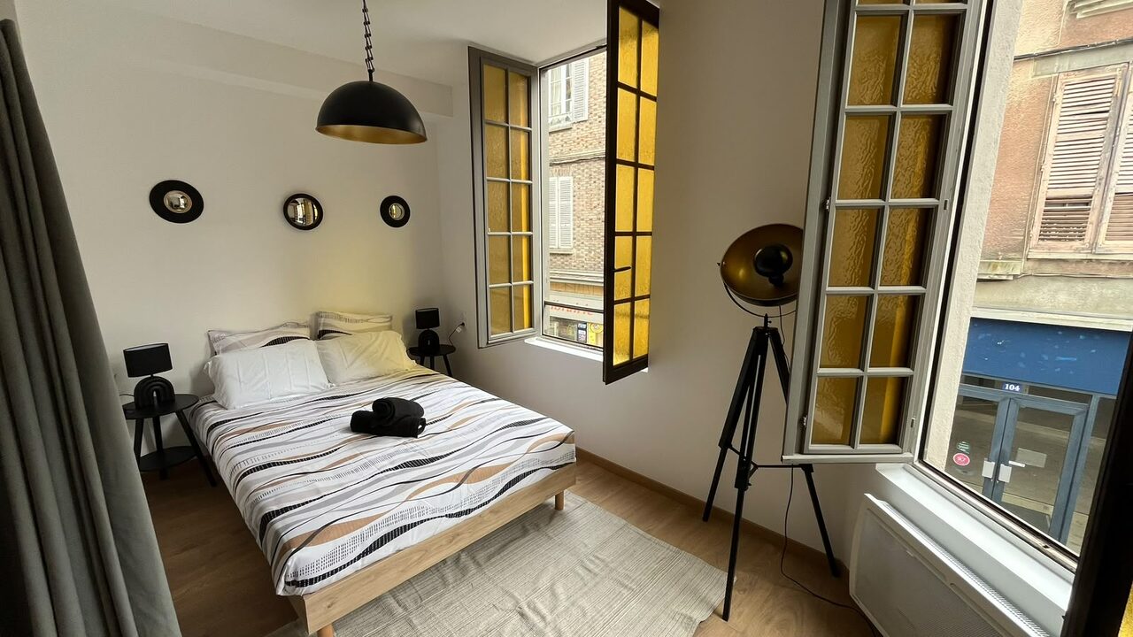 Chambre avec coin bureau — Sens