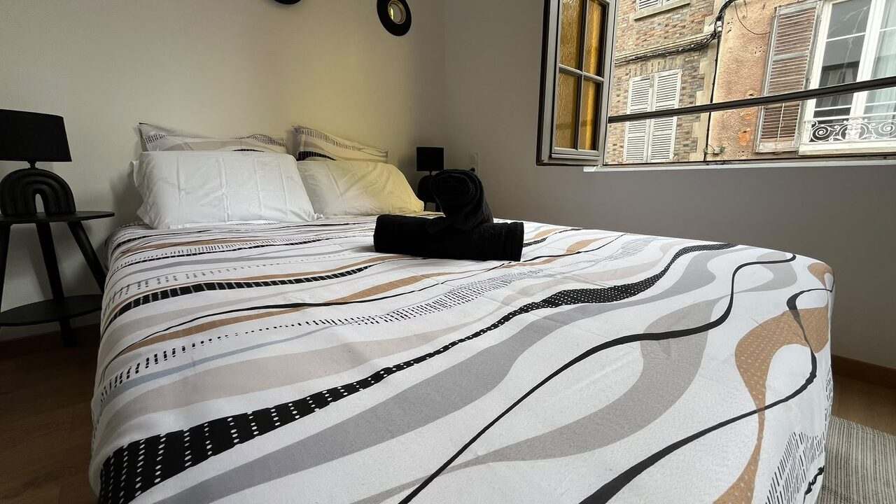 Chambre contemporaine — logement géré à Sens
