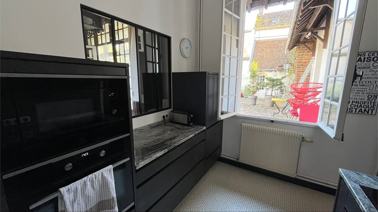 Coin salon et TV — location courte durée à Sens