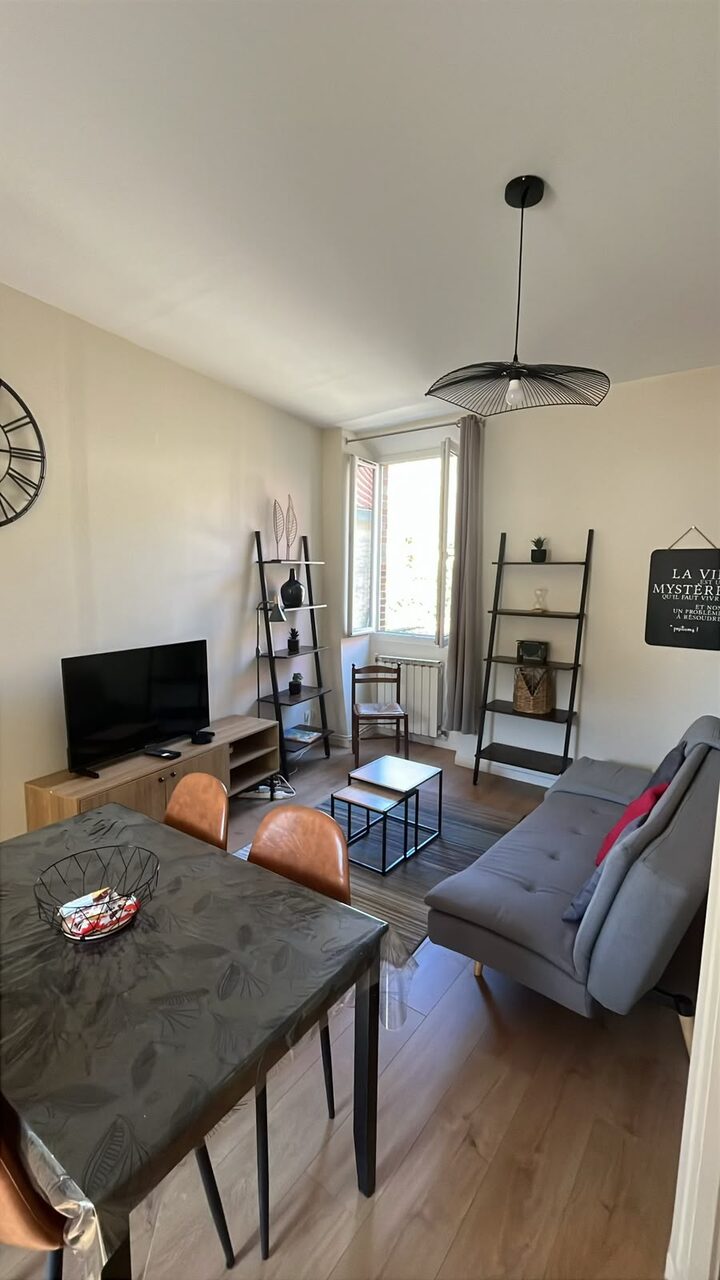 Séjour convivial — logement géré à Sens
