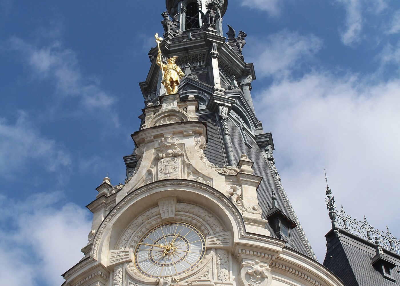 Beffroi et horloge de l'Hôtel de Ville de Sens dans la Yonne
