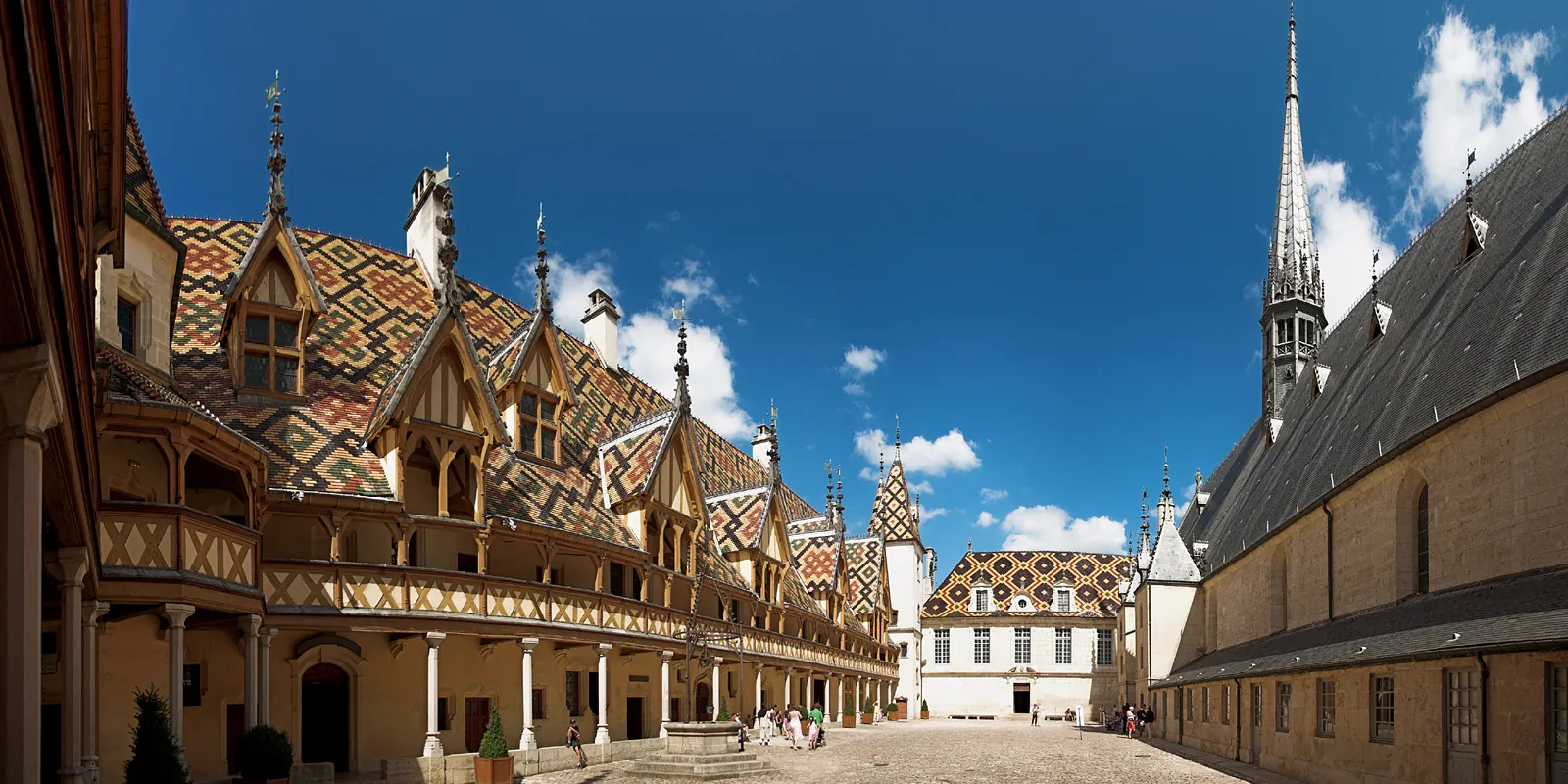 La cour intérieure de l'Hôtel-Dieu de Beaune et ses toits de tuiles vernissées