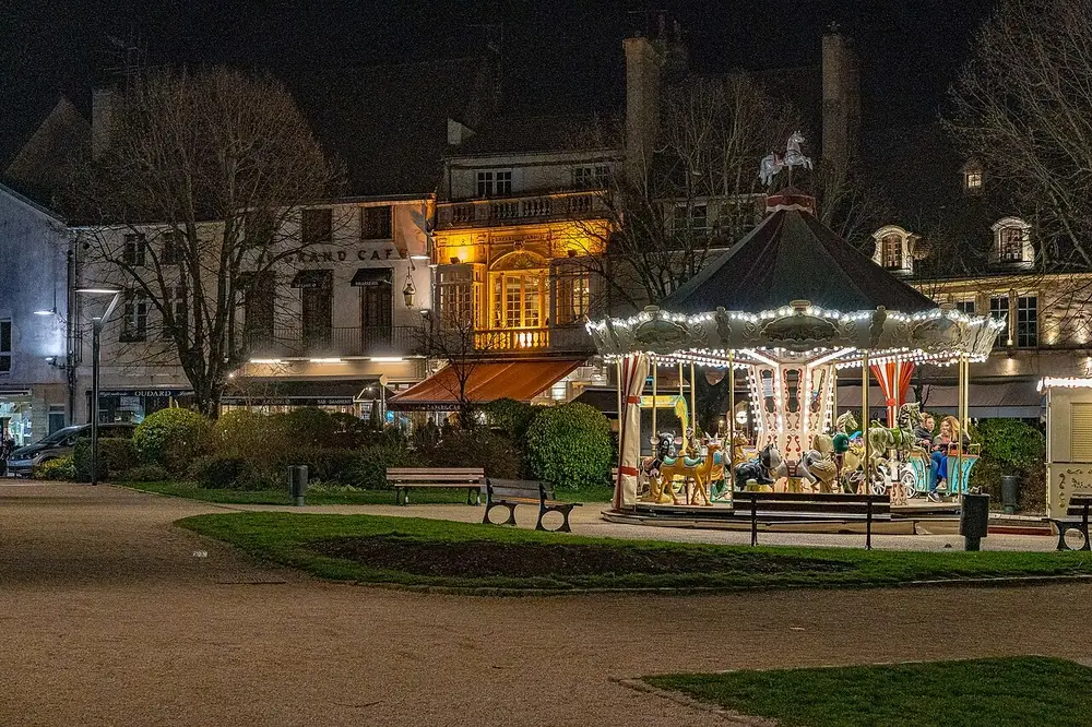 La place Carnot de Beaune illuminée le soir