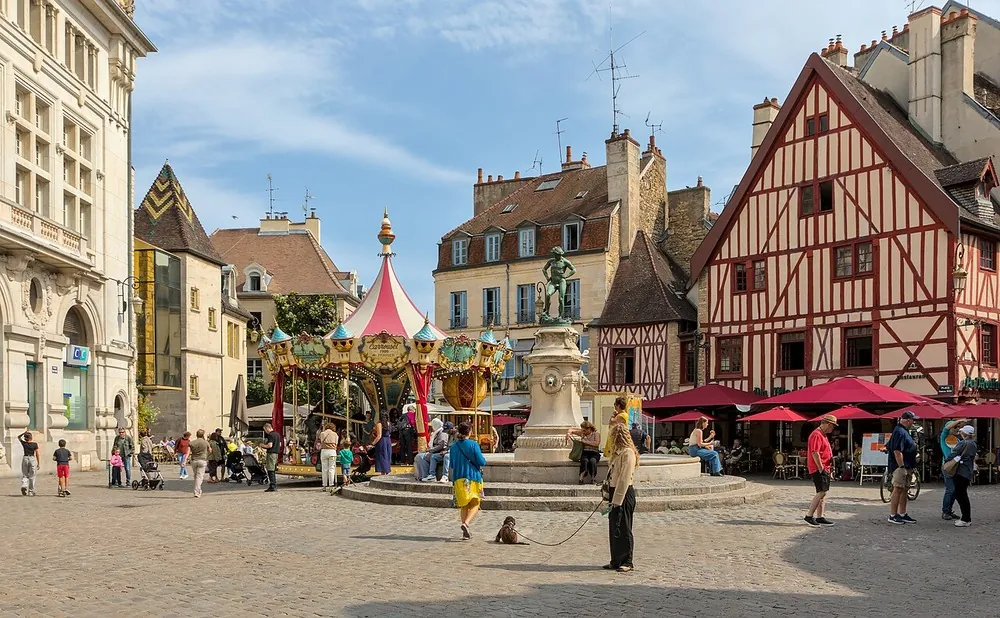 Maisons à pans de bois et carrousel place François-Rude, dans le centre historique de Dijon