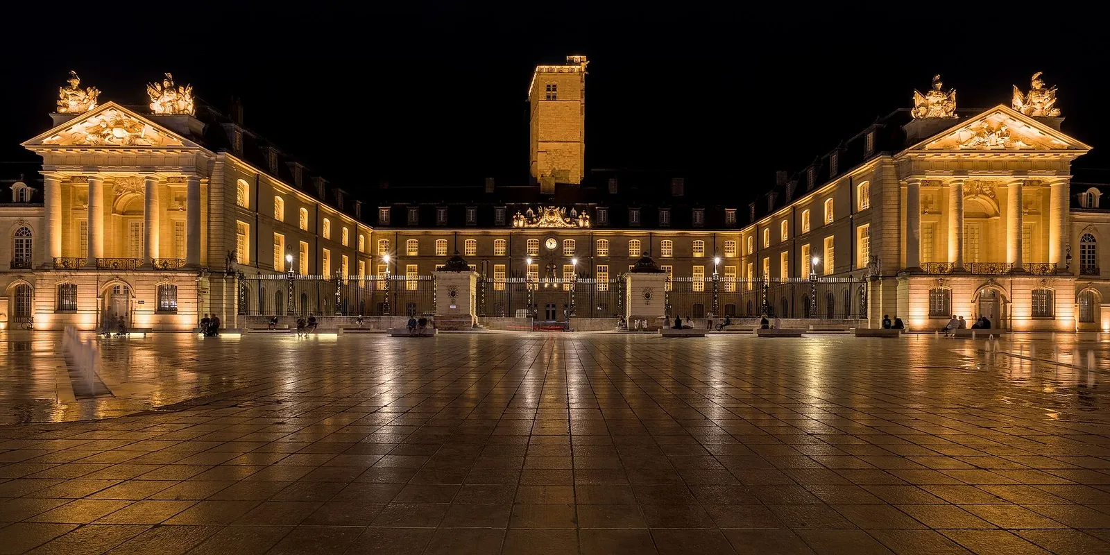 La place de la Libération et le palais des Ducs de Bourgogne illuminés la nuit, à Dijon