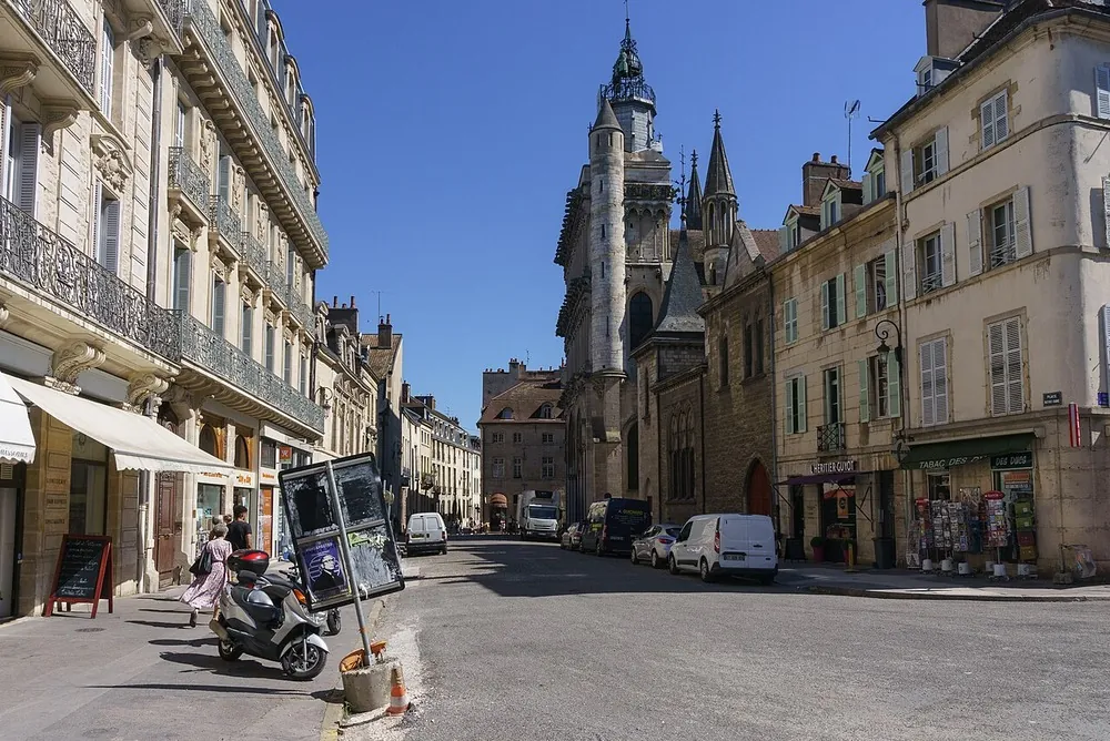 Rue du centre ancien de Dijon menant à l'église Notre-Dame