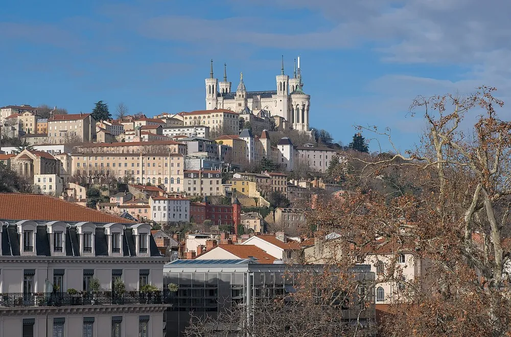 La colline de Fourvière et sa basilique vues depuis la Presqu'île à Lyon