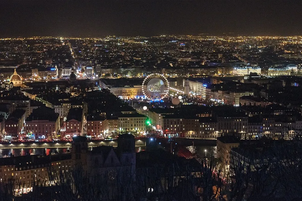 Lyon illuminée la nuit pendant la Fête des Lumières
