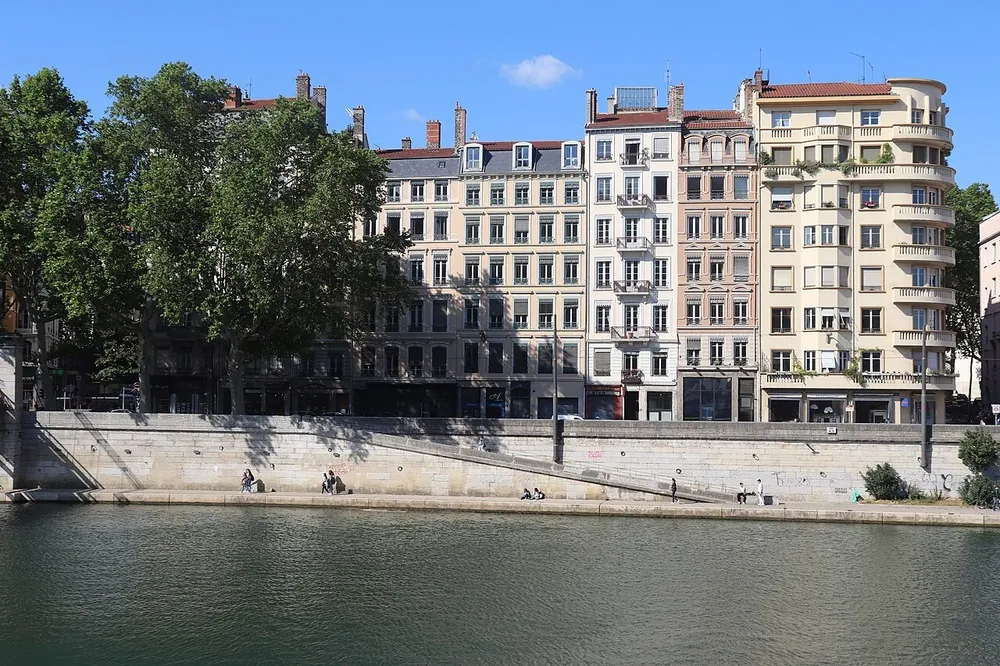 Immeubles lyonnais en bord de Saône, quai Saint-Vincent