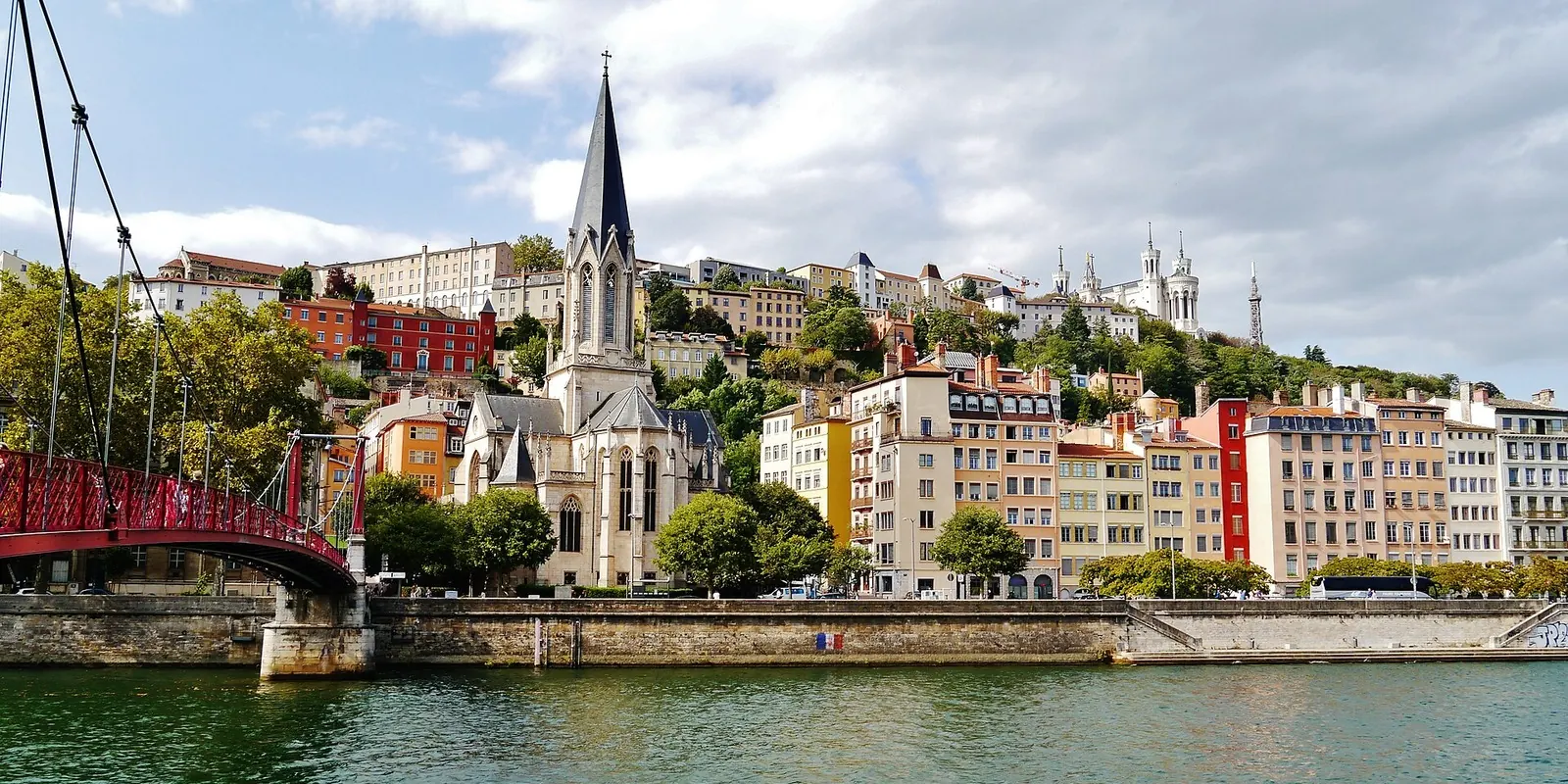 Les quais de Saône, le Vieux Lyon et la colline de Fourvière depuis la passerelle Saint-Georges